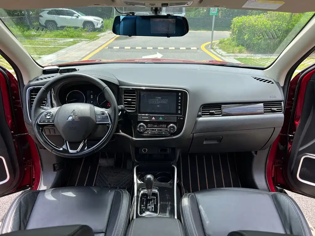 Outlander 2.0 L 2 WD Smooth Enjoyment 5-seat