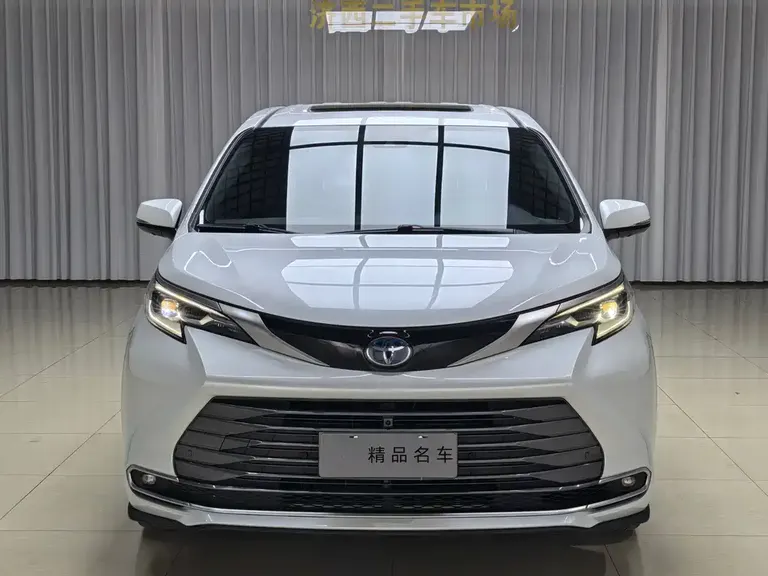 Toyota Sienna 2.5 L Hybrid Distinguished