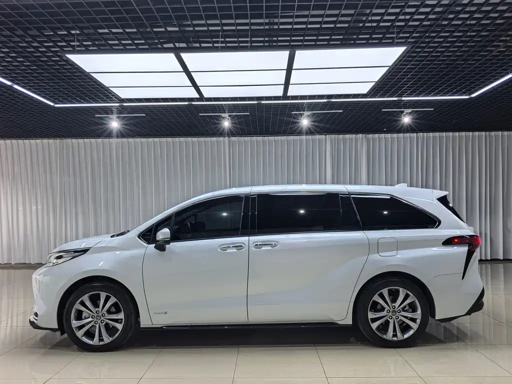 Sienna 2.5 L Hybrid Distinguished