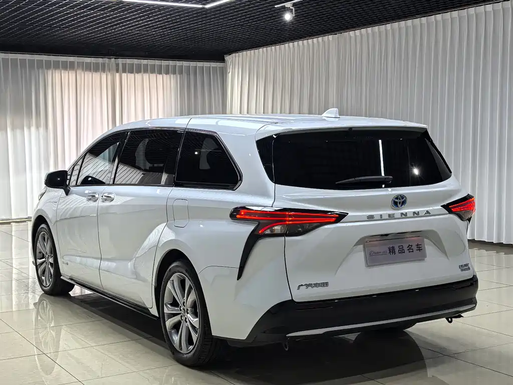 Sienna 2.5 L Hybrid Distinguished
