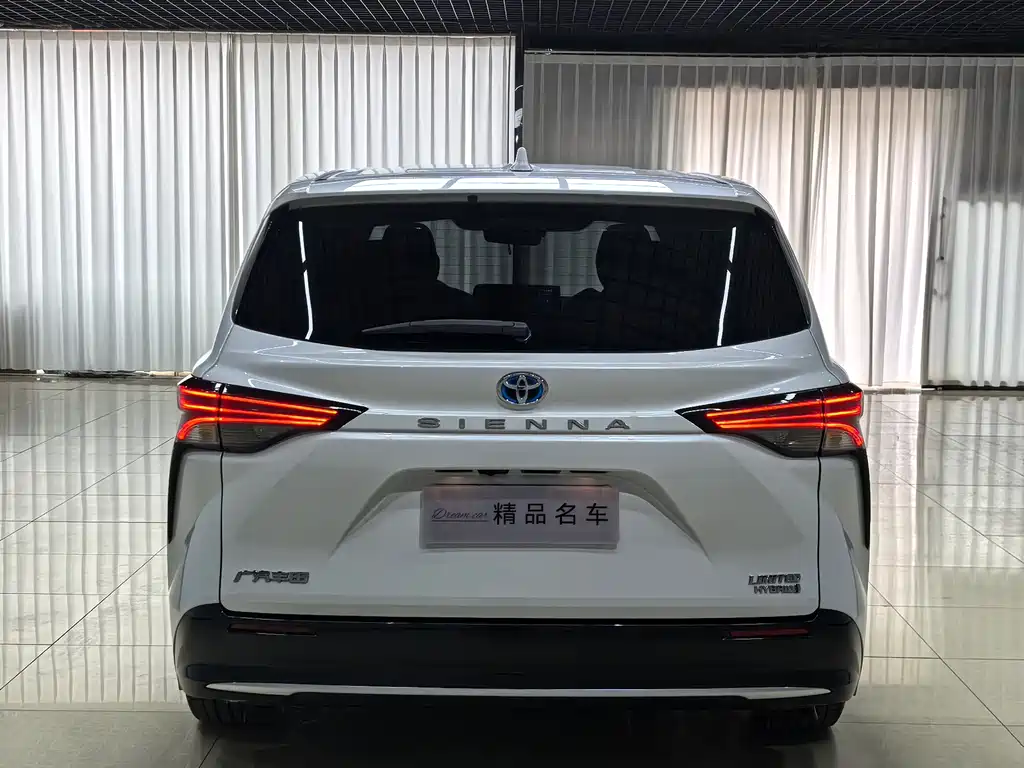 Sienna 2.5 L Hybrid Distinguished