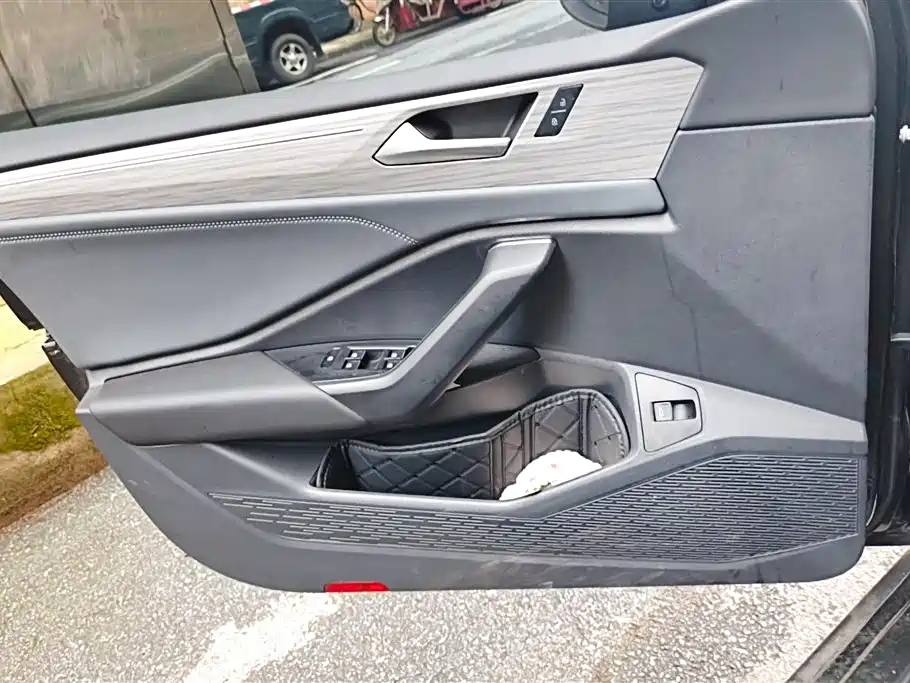 Sagitar 300 TSI DSG Transcend