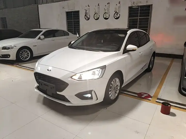 Ford Focus Sedan EcoBoost 180 Auto Sharp Trend