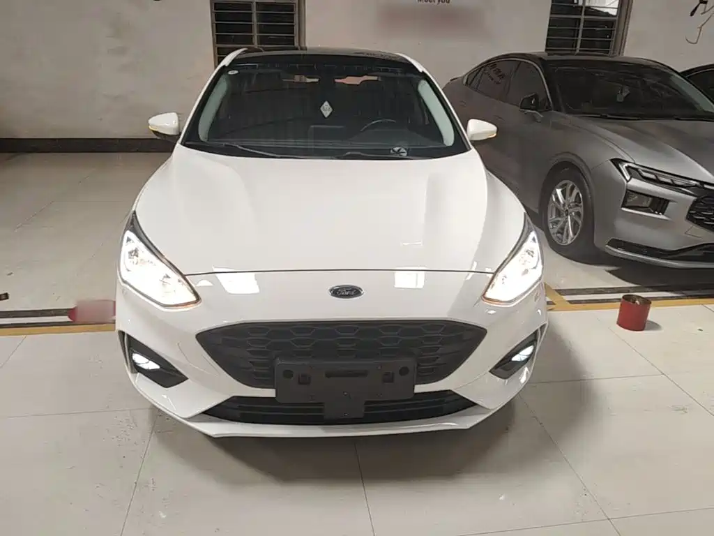 Focus Sedan EcoBoost 180 Auto Sharp Trend