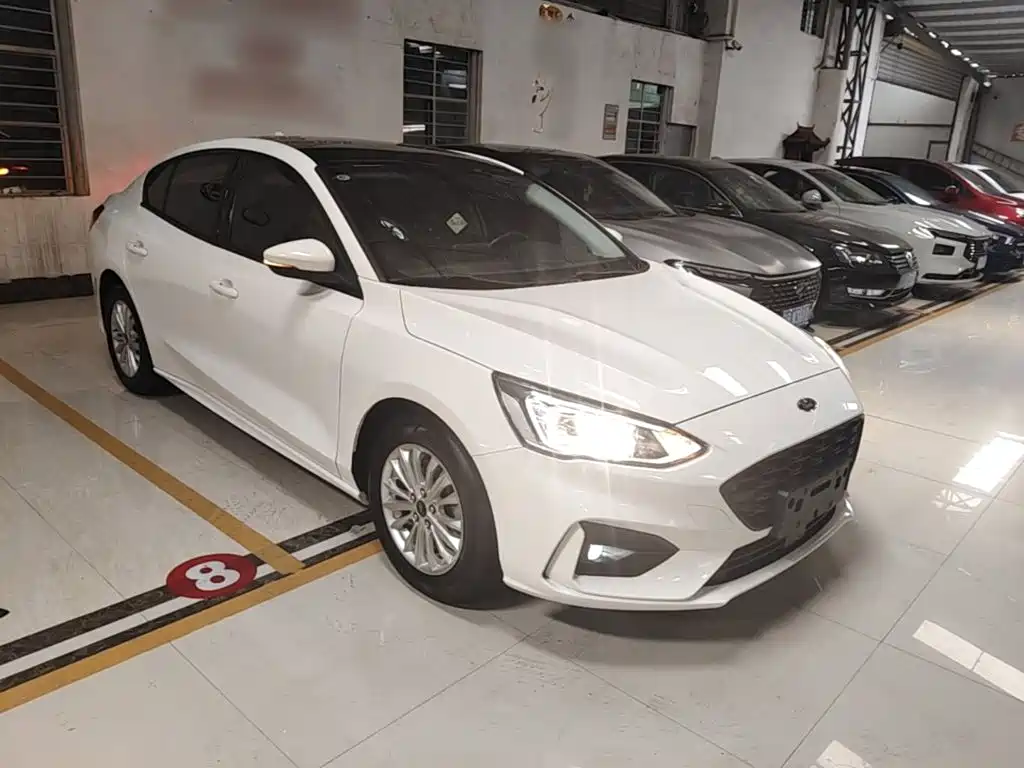 Focus Sedan EcoBoost 180 Auto Sharp Trend