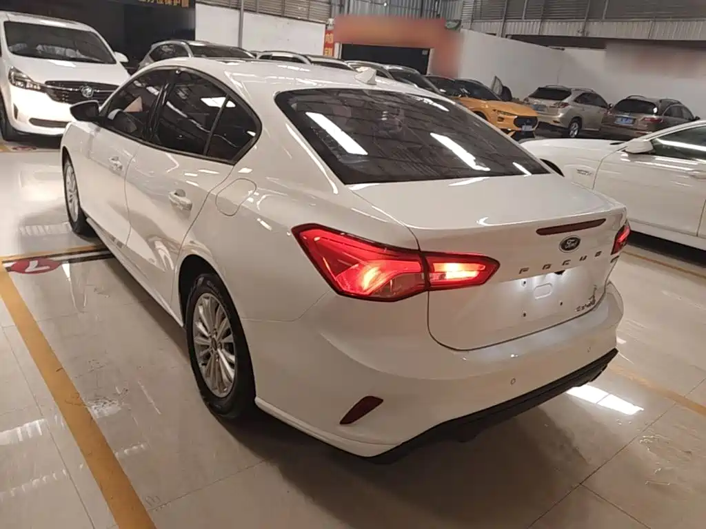 Focus Sedan EcoBoost 180 Auto Sharp Trend