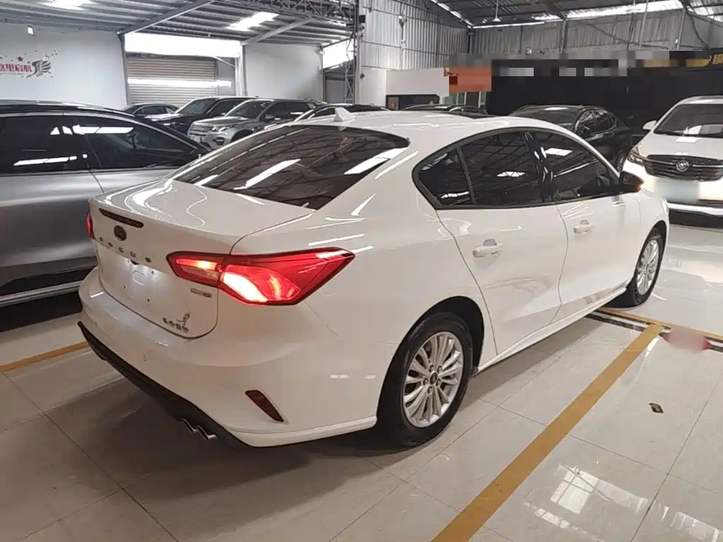 Focus Sedan EcoBoost 180 Auto Sharp Trend