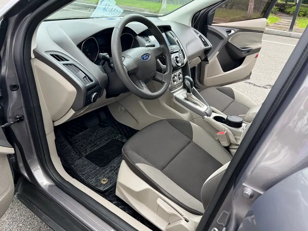 Focus Sedan 1.6 L Auto Comfort