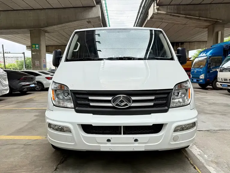 Maxus Xintu V80 新途V80 2023款 2.0 T 手动经典傲运通长轴超低顶6/7/8/9座