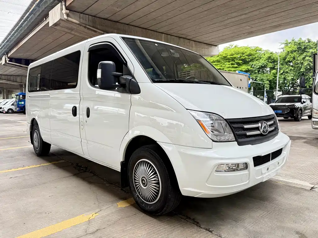 Xintu V80 新途V80 2023款 2.0 T 手动经典傲运通长轴超低顶6/7/8/9座