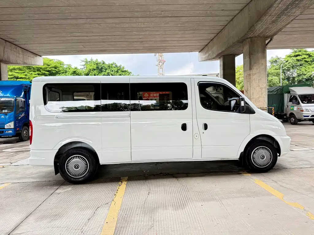 Xintu V80 新途V80 2023款 2.0 T 手动经典傲运通长轴超低顶6/7/8/9座