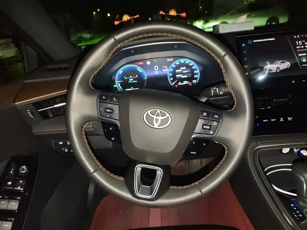 Avalon Dual Engine 2.5 L XLE Distinguished