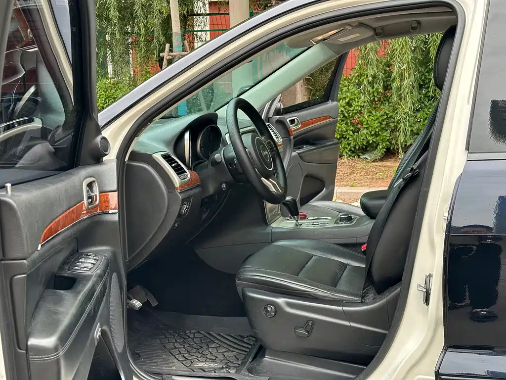 Grand Cherokee (Import) 大切诺基(进口) 2012款 3.6 L 豪华导航版