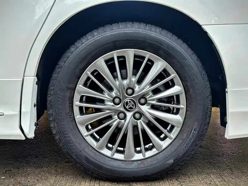 Vellfire Crown Dual Engine 2.5 L HV Luxury
