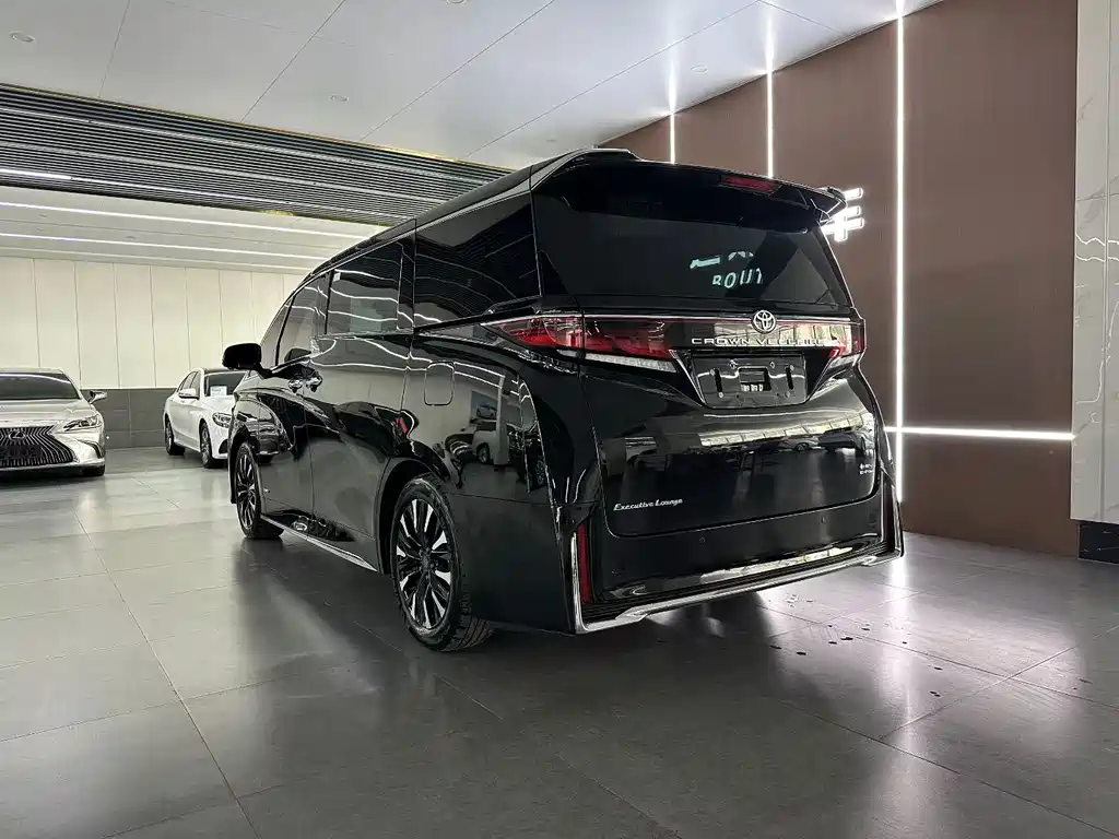 Vellfire Crown Dual Engine 2.5 L Supreme