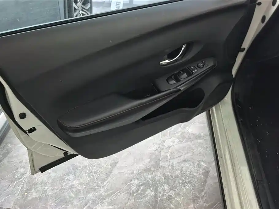 Lannia 1.6 L CVT Connected Smart Cool