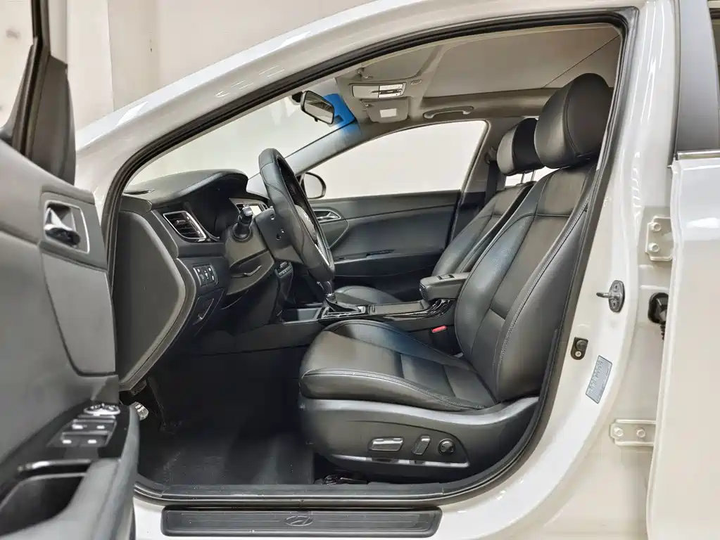 Mistra 1.8 L Auto Distinguished DLX