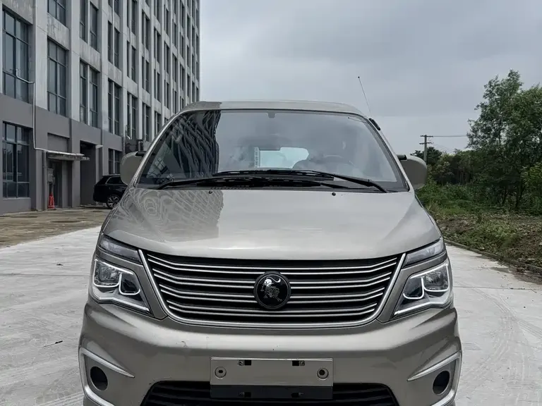 Dongfeng Lingzhi M5 L 1.6 L Comfort 7-seat