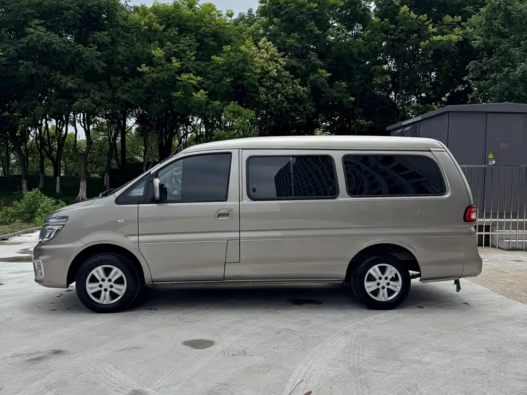 Lingzhi M5 L 1.6 L Comfort 7-seat
