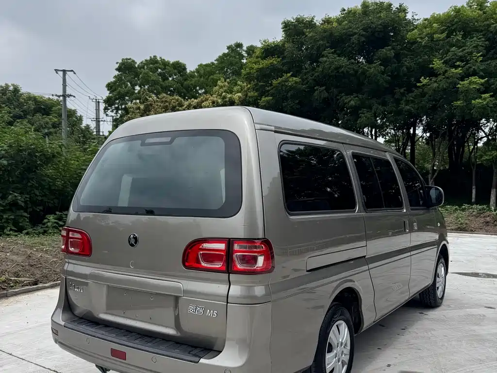 Lingzhi M5 L 1.6 L Comfort 7-seat