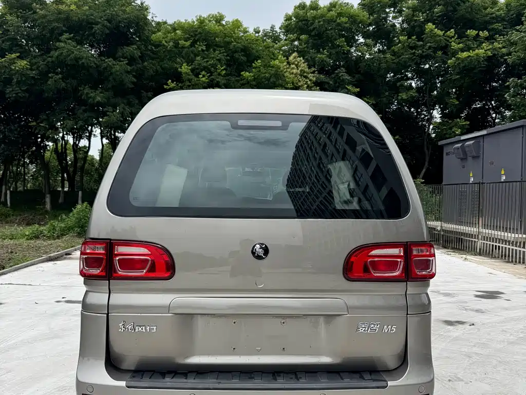 Lingzhi M5 L 1.6 L Comfort 7-seat