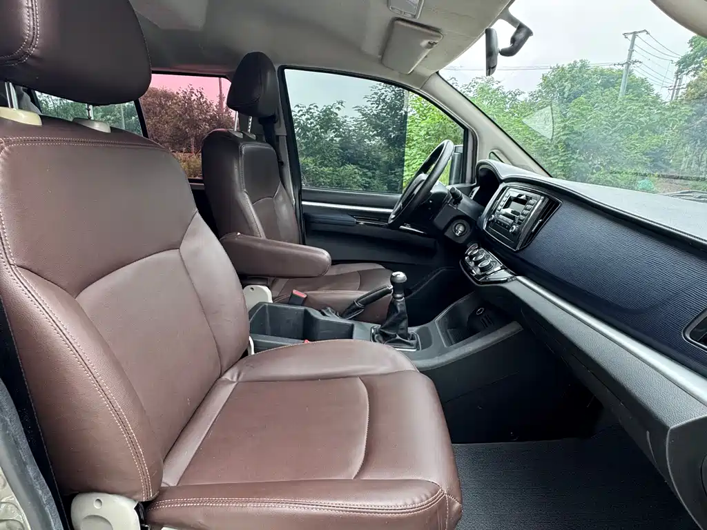 Lingzhi M5 L 1.6 L Comfort 7-seat
