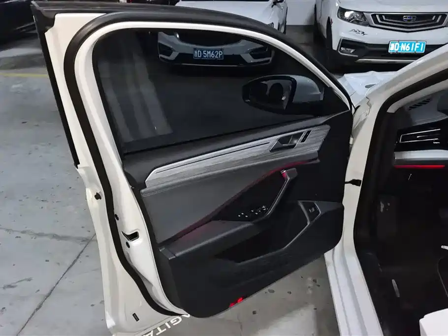 Sagitar 300 TSI DSG Transcend