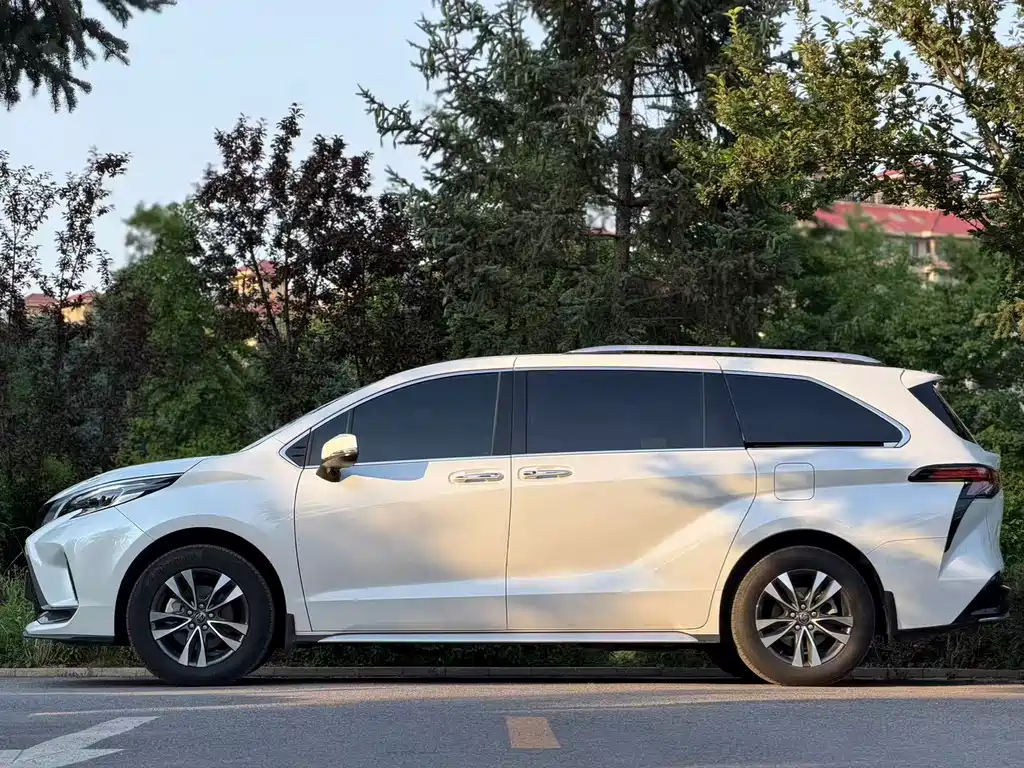 Granvia 2.5 L Hybrid Luxury