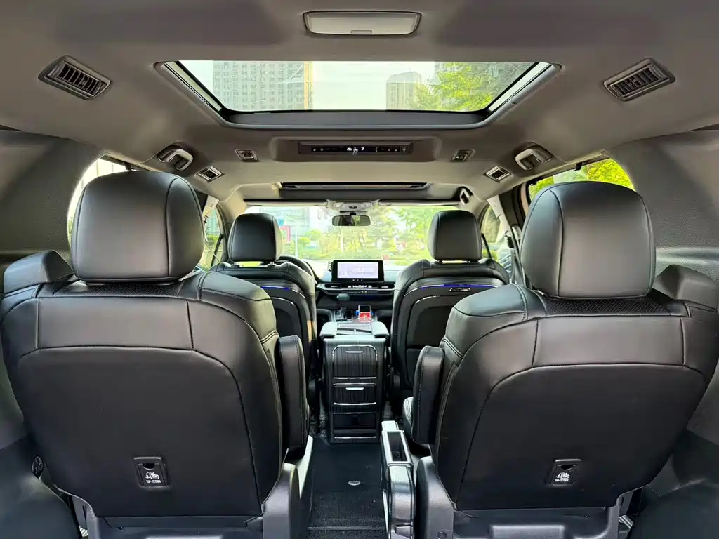 Granvia 2.5 L Hybrid Luxury