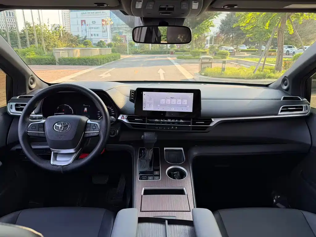 Granvia 2.5 L Hybrid Luxury