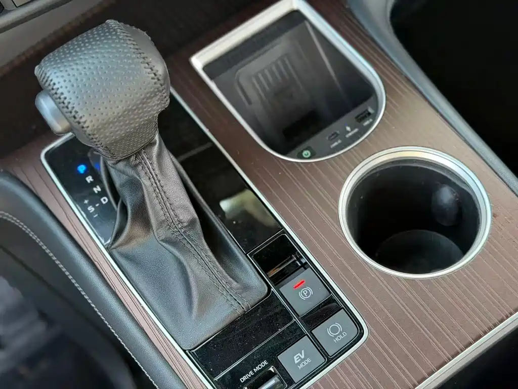 Granvia 2.5 L Hybrid Luxury