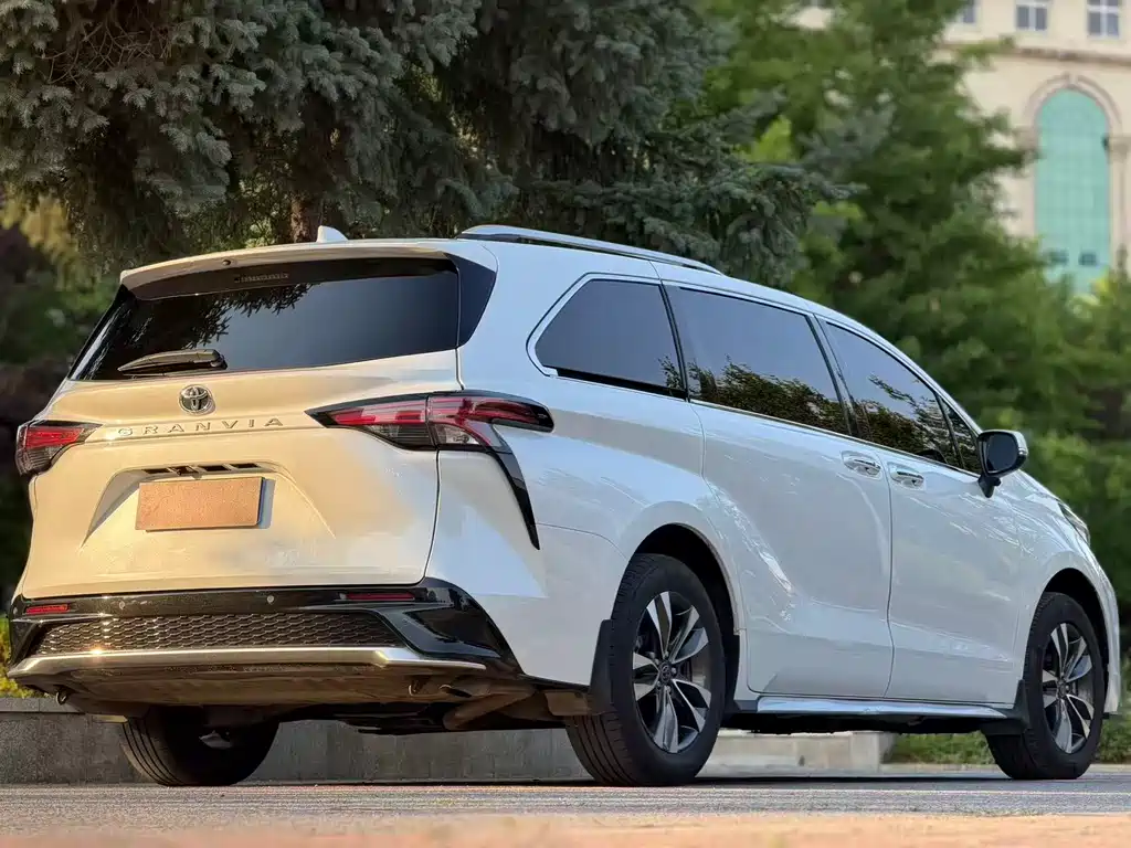 Granvia 2.5 L Hybrid Luxury