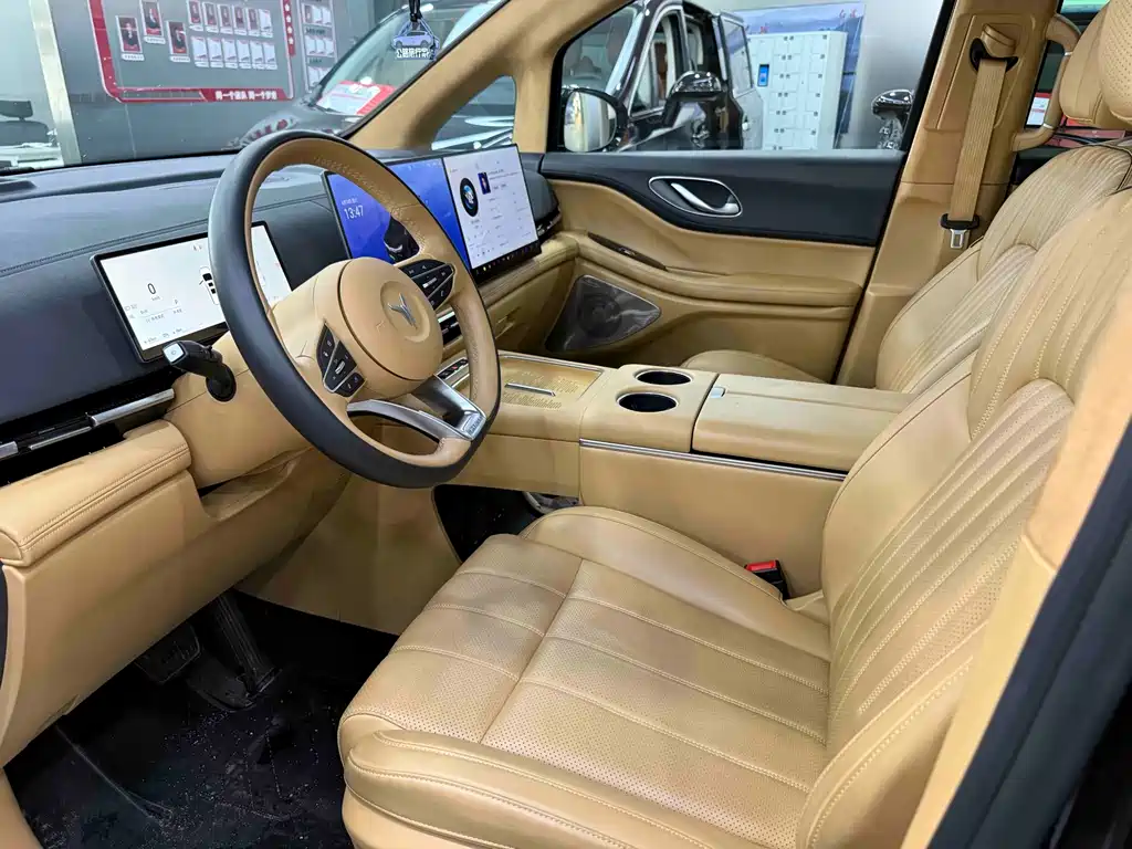 Voyah Dreamer PHEV 4 WD Distinguished Kunpeng