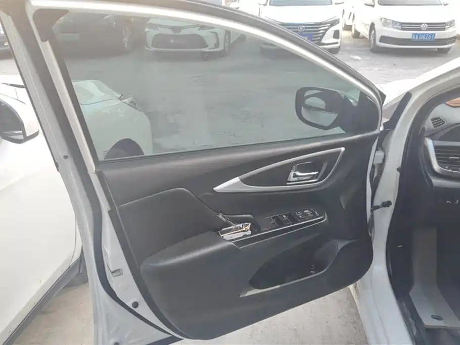 Crider 1.8 L CVT Luxury