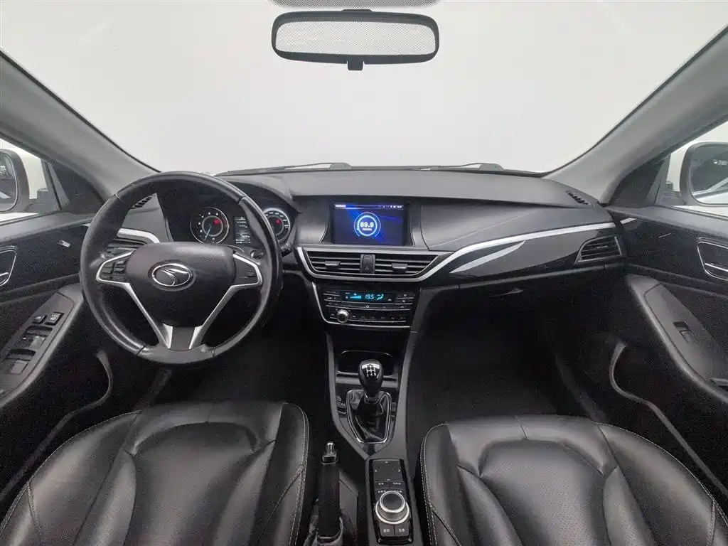 V6 Lingshi V6菱仕 2015款 CROSS 1.5 L 手动智尊型