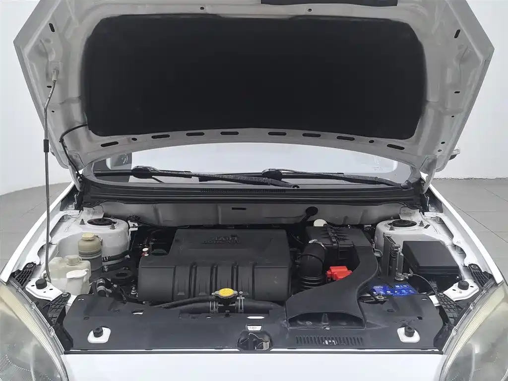 V6 Lingshi V6菱仕 2015款 CROSS 1.5 L 手动智尊型