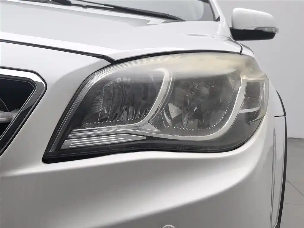 V6 Lingshi V6菱仕 2015款 CROSS 1.5 L 手动智尊型