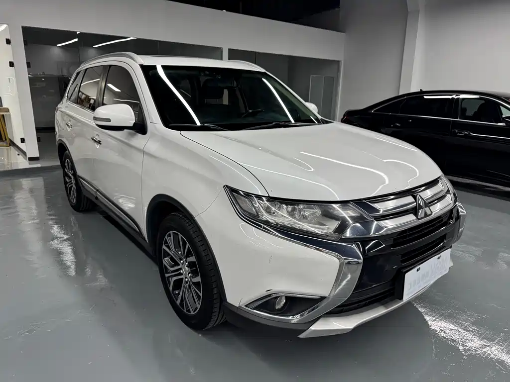 Outlander 2.4 L 4 WD Elite 5-seat