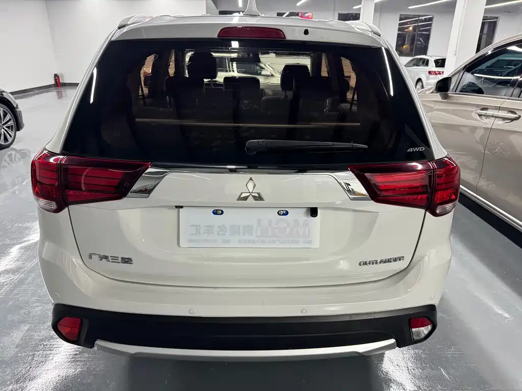 Outlander 2.4 L 4 WD Elite 5-seat