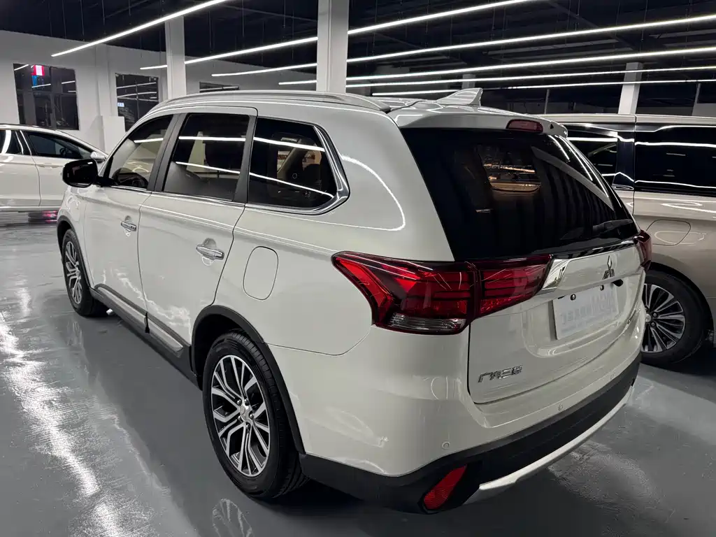 Outlander 2.4 L 4 WD Elite 5-seat