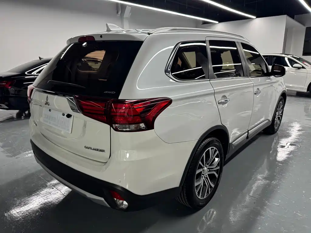 Outlander 2.4 L 4 WD Elite 5-seat