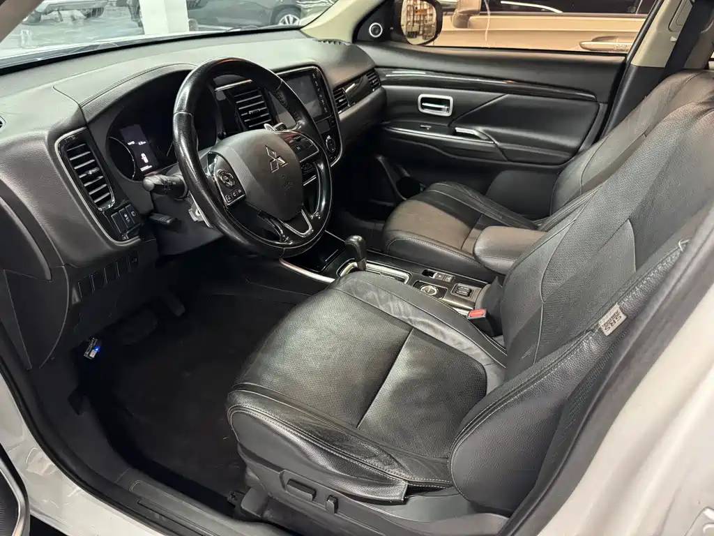 Outlander 2.4 L 4 WD Elite 5-seat