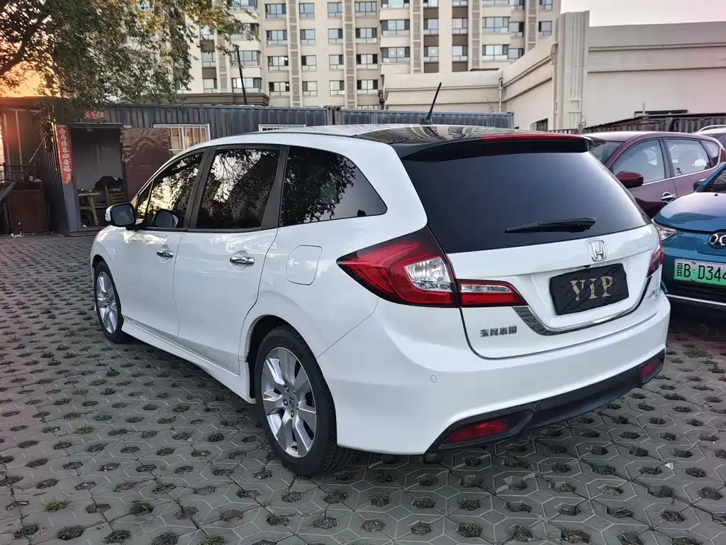 Jade 1.8 L CVT Luxury 5-seat