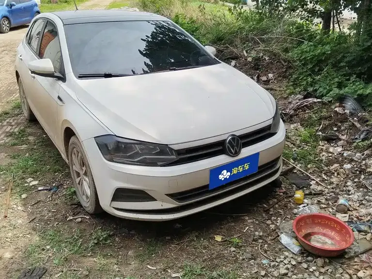 Volkswagen Polo Plus 1.5 L Auto Colorful Tech