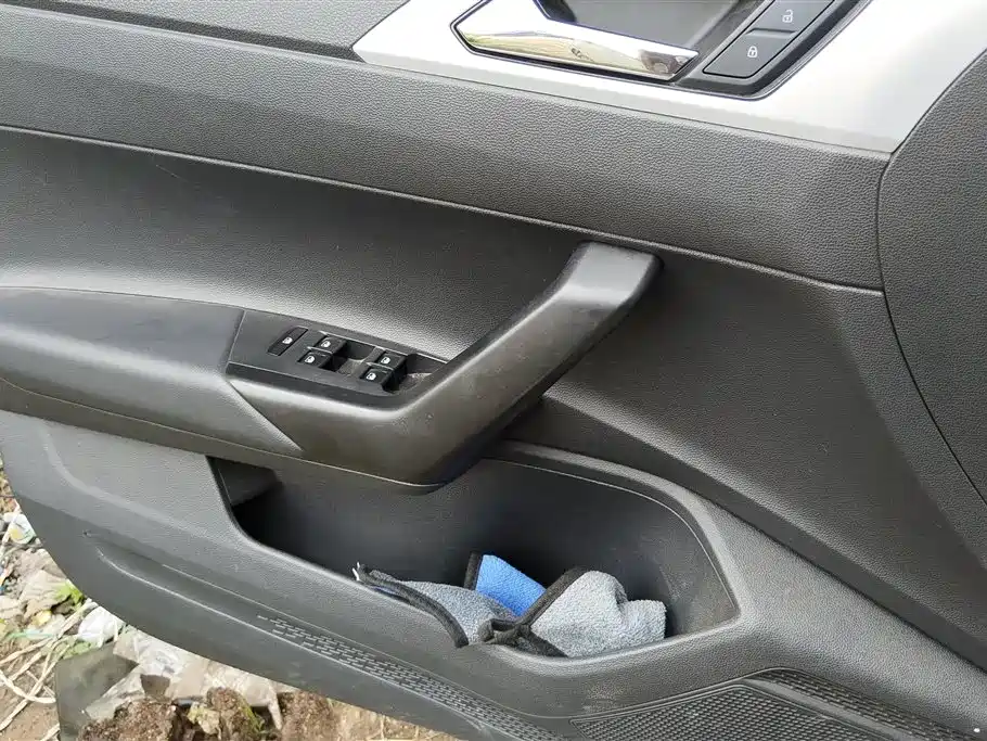 Polo Plus 1.5 L Auto Colorful Tech