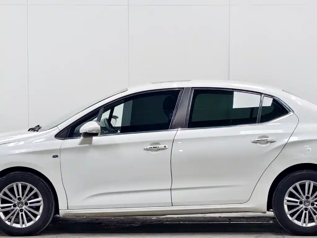 Citroen C4 L 雪铁龙C4 L 2015款 1.8 L 自动尊贵版