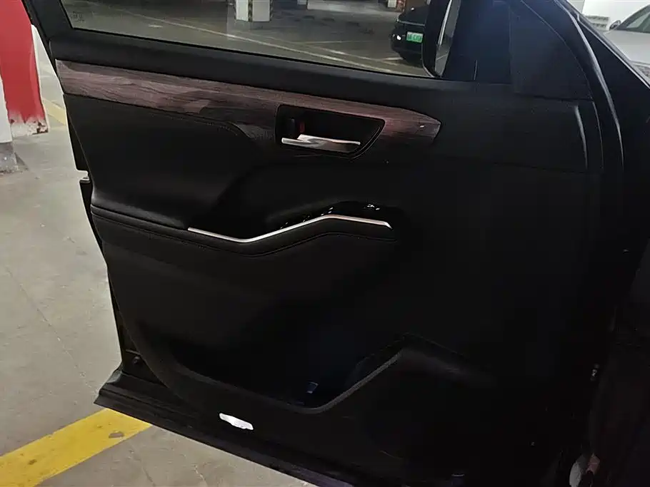 Crown Kluger 2.5 L HEV 4 WD Distinguished
