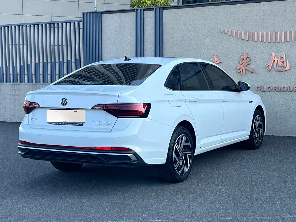 Sagitar 300 TSI DSG Fly Over