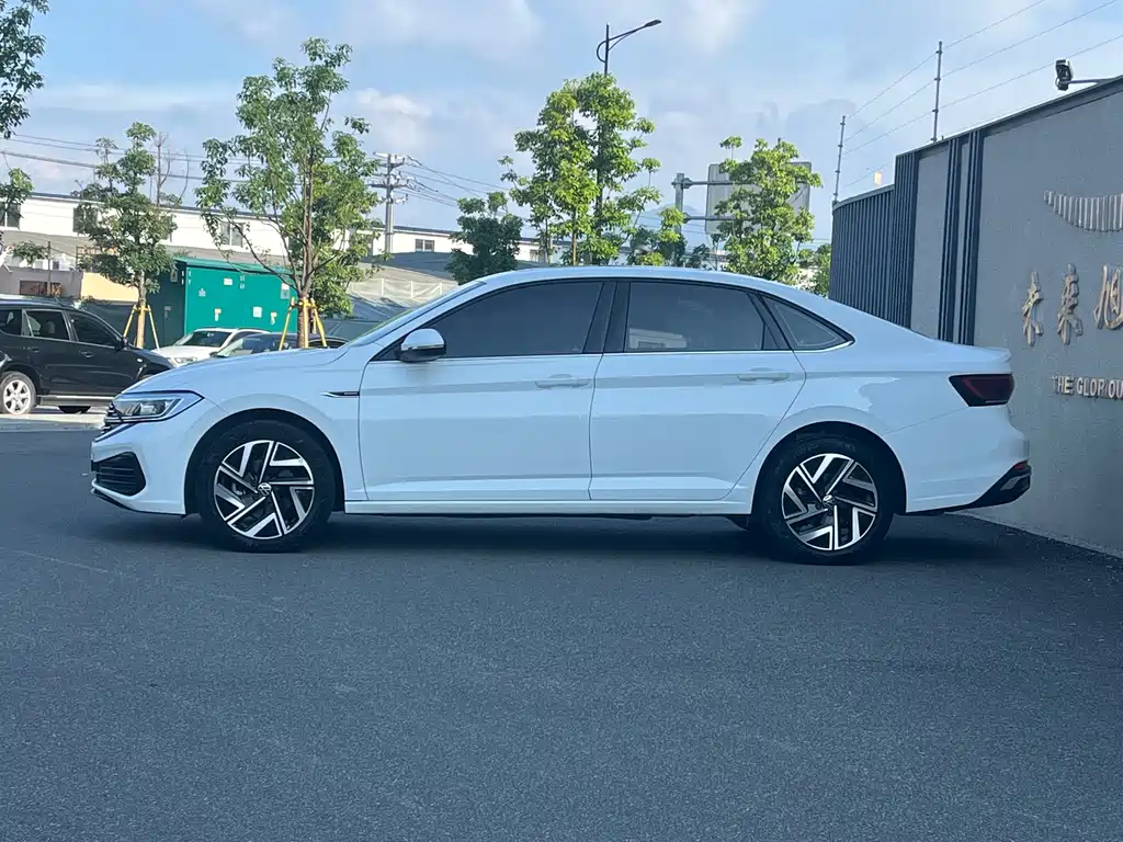 Sagitar 300 TSI DSG Fly Over