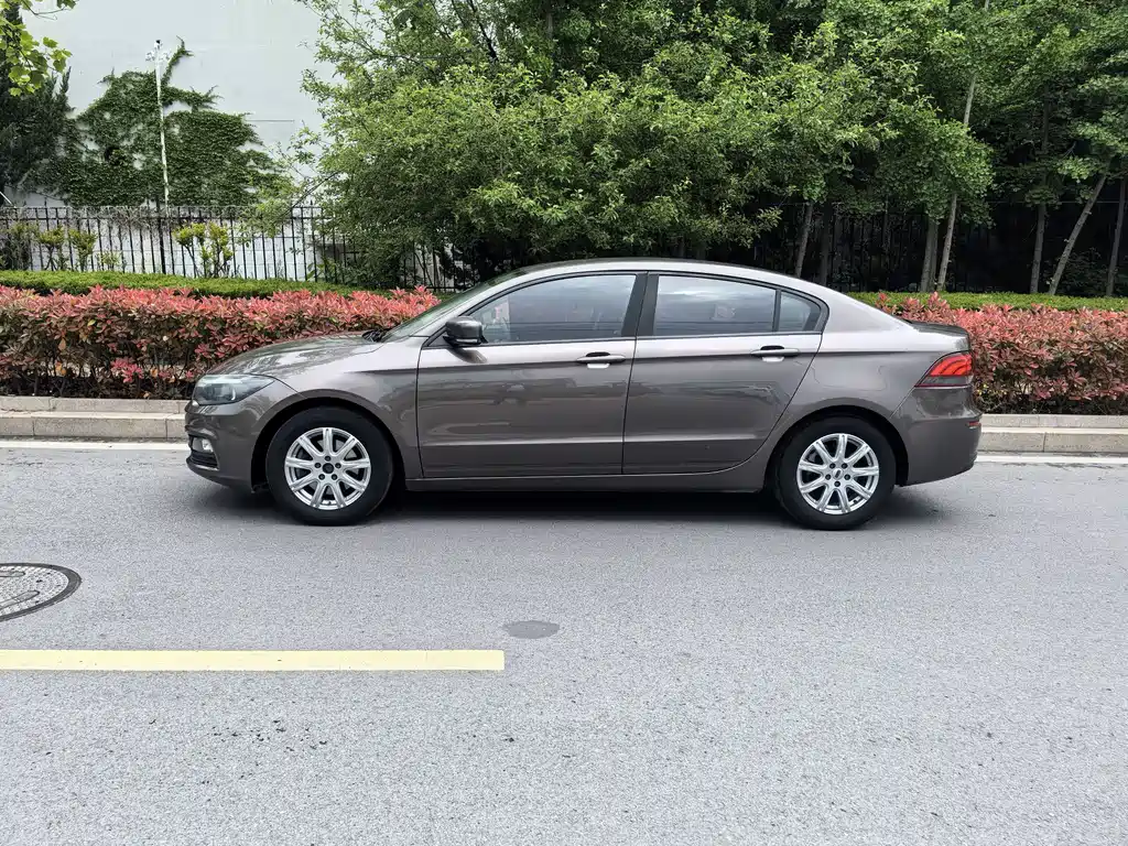 Qoros 3 Sedan 1.6 L Auto Leading